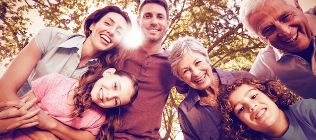 Familia feliz, sonriente, en el estacionamiento