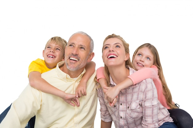 Foto família feliz sorrindo e olhando para cima