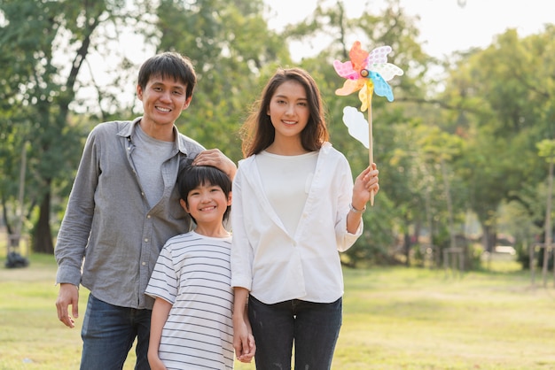 Família feliz sorrindo juntos no parque