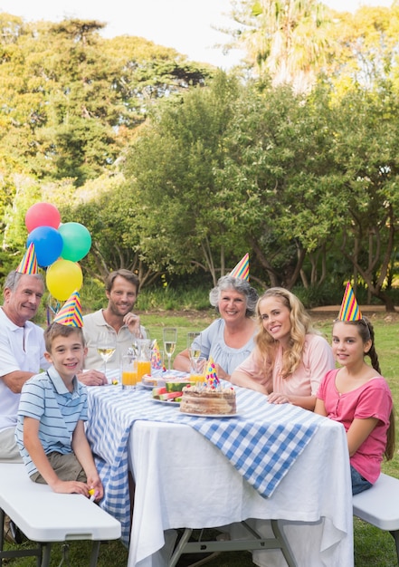 Família feliz sorrindo para a câmera na festa de aniversário