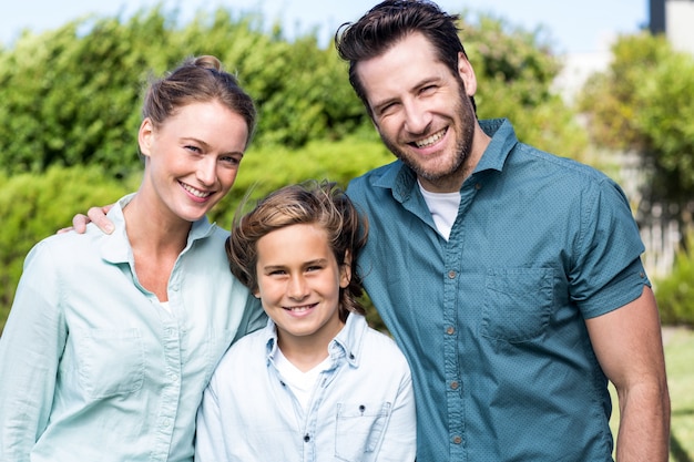 Família feliz sorrindo para a câmera