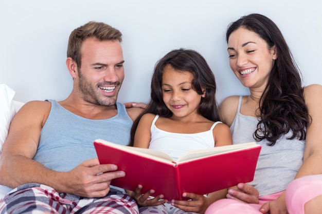 Familia feliz en su habitación