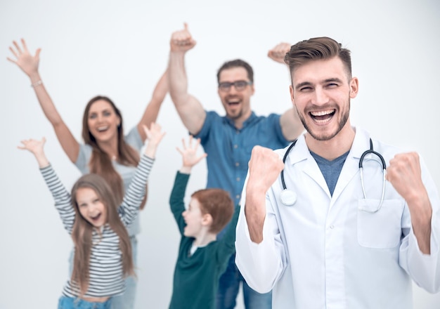 Familia feliz con su médico de cabecera