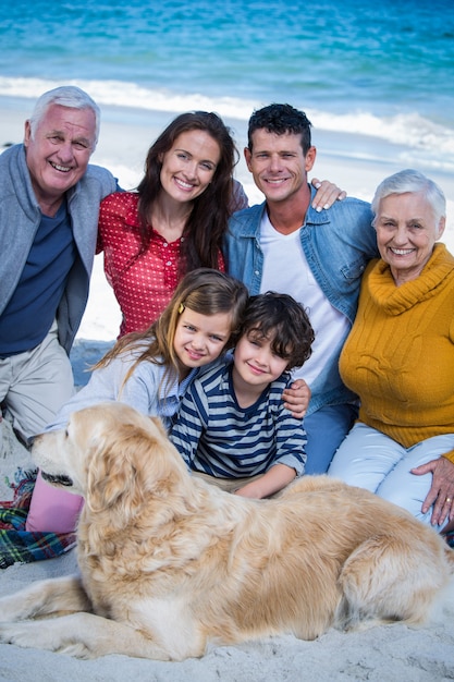 Familia feliz con su perro en la playa