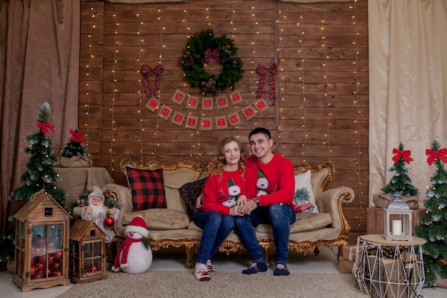 Familia feliz en su sala de estar en el sofá