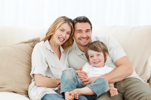 Familia feliz en su sofá