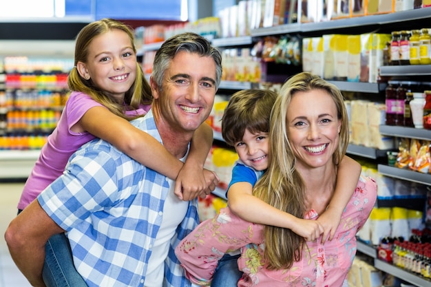 Familia feliz en el supermercado