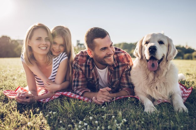 Familia feliz con sus hijos