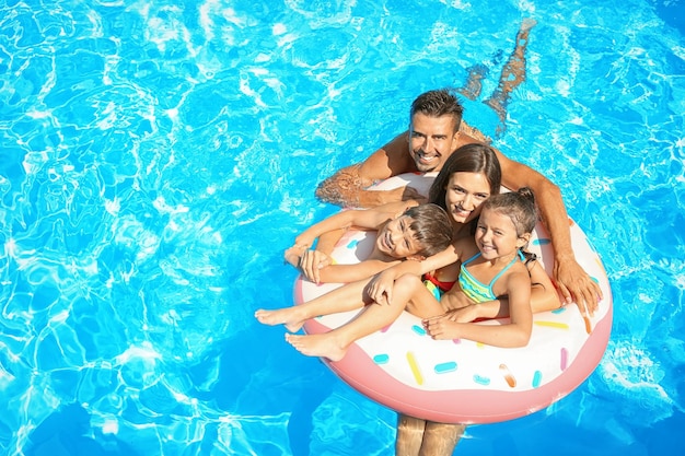 Foto familia feliz con sus hijos