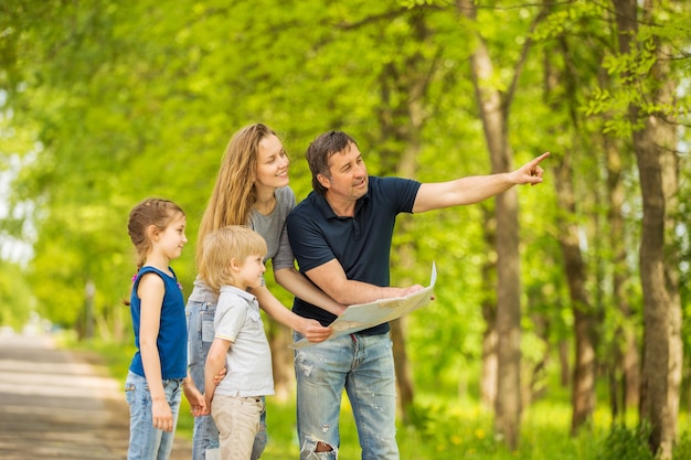 Família feliz tendo um descanso ao ar livre no parque outono.