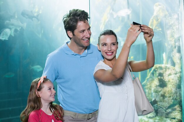 Família feliz tendo um selfie