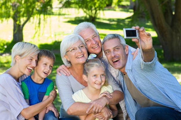 Família feliz tendo um selfie