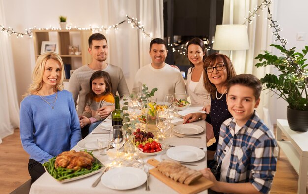 Foto familia feliz teniendo una cena en casa