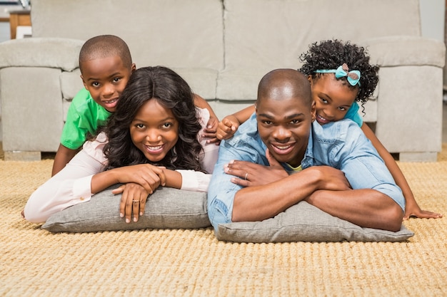 Familia feliz tirado en el piso en casa