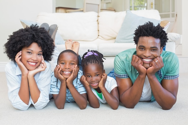 Familia feliz tirado en el piso