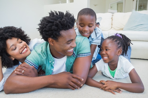 Familia feliz tirado en el piso