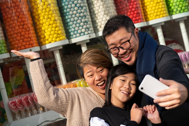 Família feliz tirando uma selfie