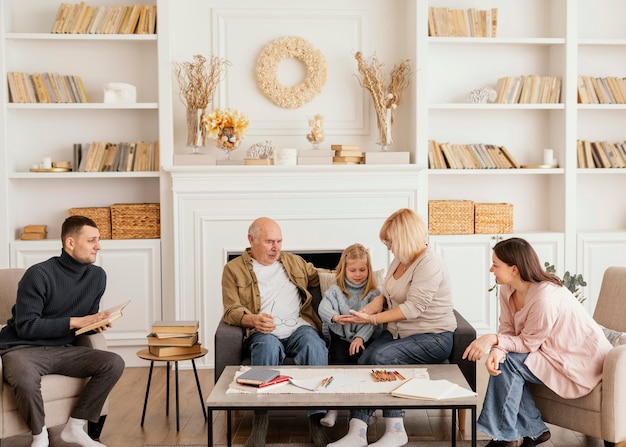 Familia feliz de tiro completo en el interior