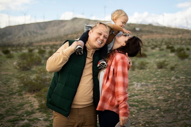 Foto familia feliz de tiro medio en el desierto americano