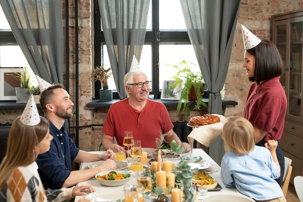 Familia feliz de tiro medio en la mesa