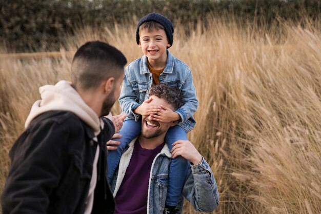 Familia feliz de tiro medio en la naturaleza