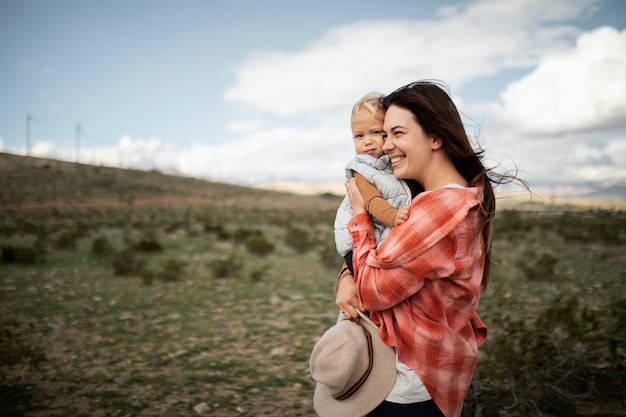 Foto familia feliz de tiro medio en la naturaleza