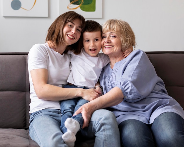 Familia feliz de tiro medio con nieto