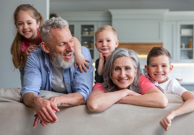 Foto familia feliz de tiro medio posando juntos