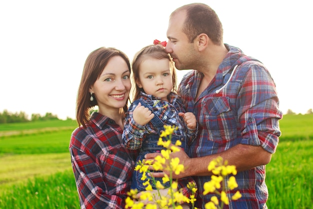 Família feliz todos juntos caminhando no campo