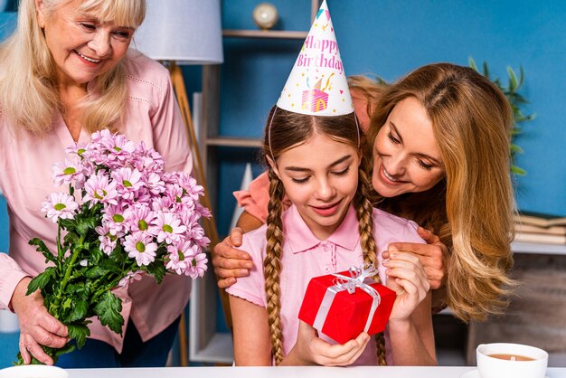 Família feliz tomando café da manhã em casa e comemorando o aniversário