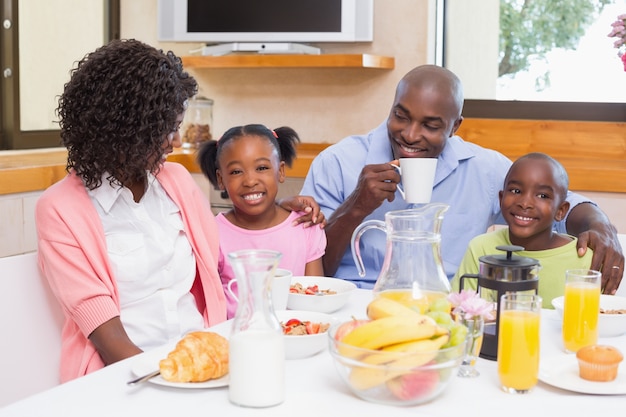 Família feliz tomando café da manhã juntos pela manhã