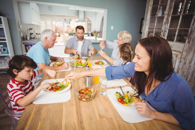 Família feliz tomando café da manhã