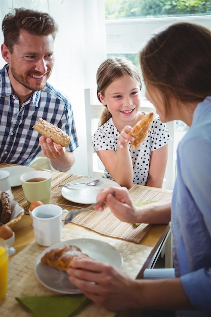 Família feliz tomando café da manhã