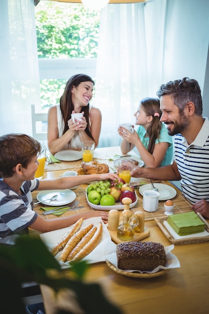 Família feliz tomando café juntos