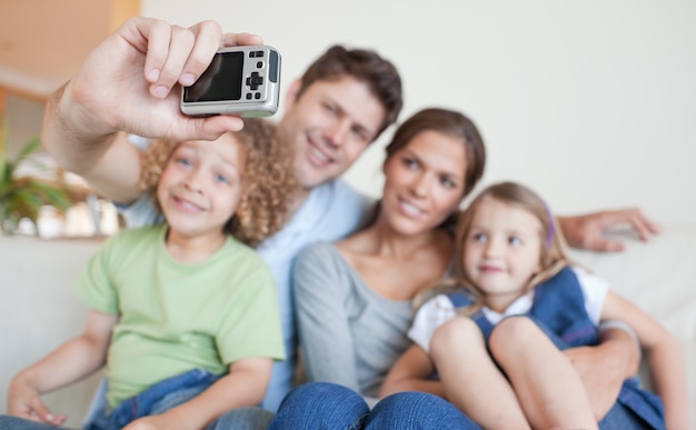 Foto familia feliz tomando una foto de sí mismos