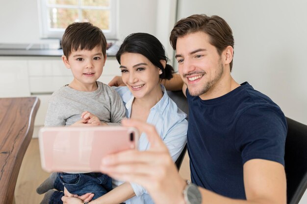 Familia feliz tomando un selfie en casa