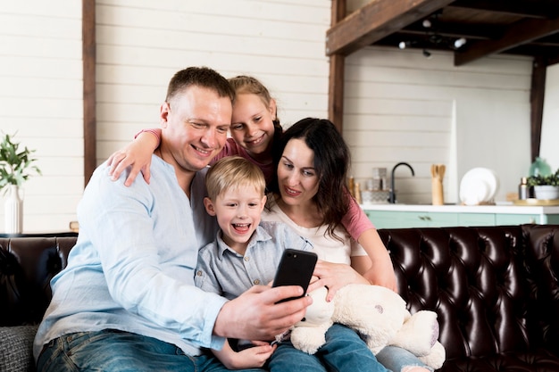 Foto familia feliz tomando selfie juntos