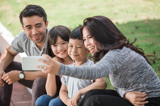 Família feliz tomando selfie juntos