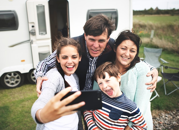 Familia feliz tomando un selfie