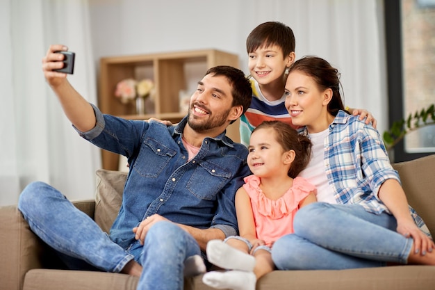 familia feliz tomando selfies en casa