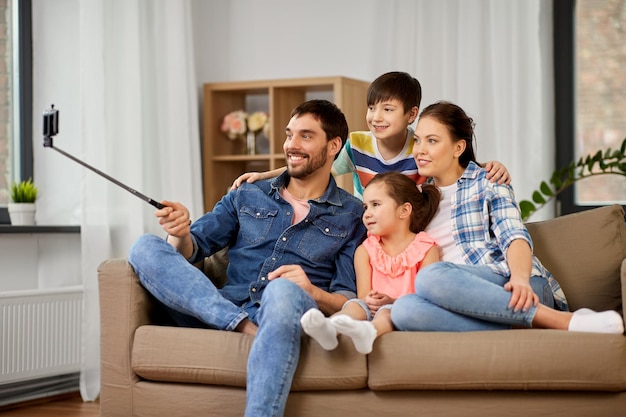 familia feliz tomando selfies en casa