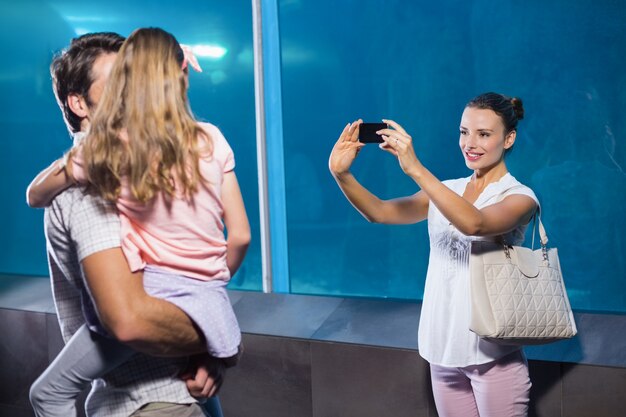 Família feliz tomando uma foto