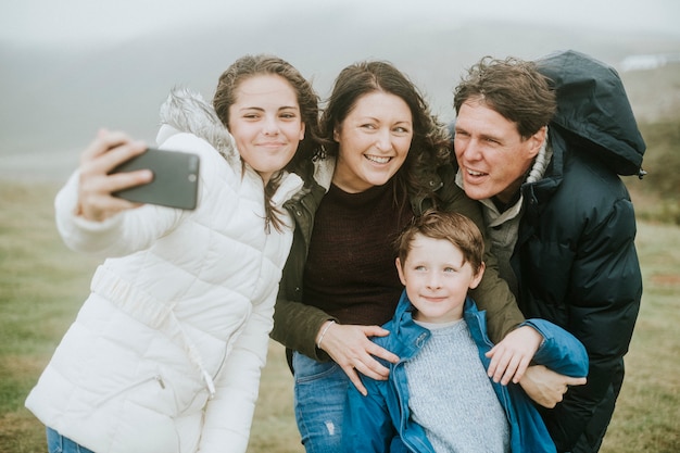 Família feliz tomando uma selfie