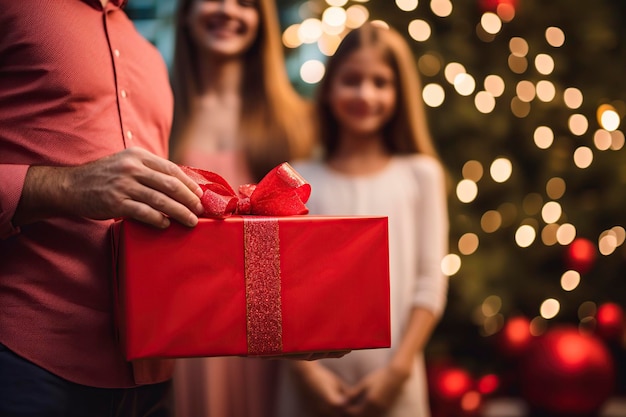 familia feliz en traje de navidad con regalos