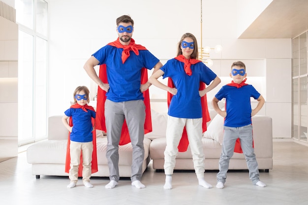 Familia feliz en trajes de superhéroe