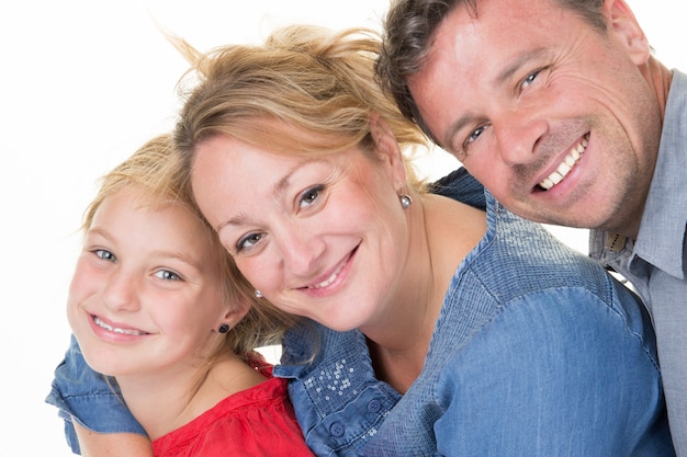 Familia feliz de tres lazos entre sí y sonriendo