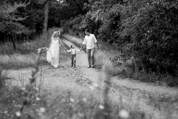 Família feliz três pai mãe e filho em uma caminhada