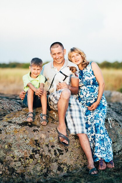 Familia feliz tres papá mamá e hijo caminan en la naturaleza