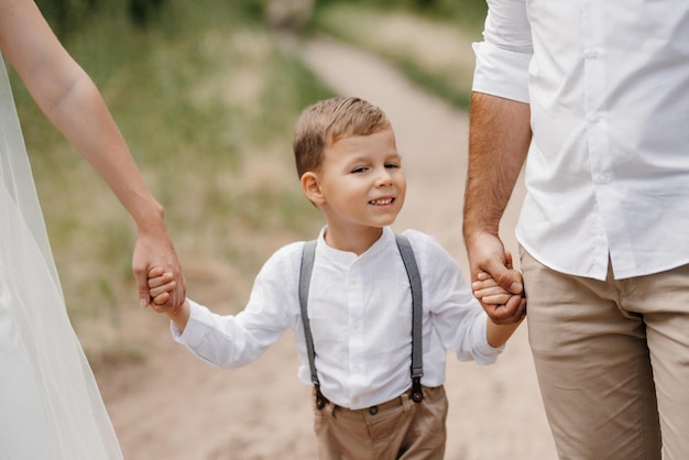 Familia feliz tres papá mamá e hijo en un paseo