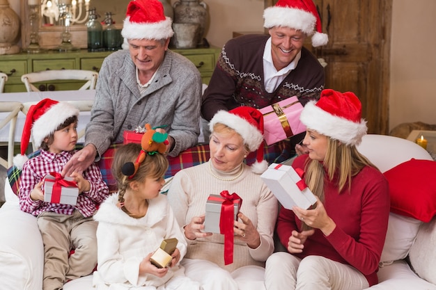 Família feliz trocando presentes de natal